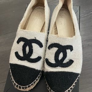 I’m selling a 100% authentic CHANEL espadrilles.